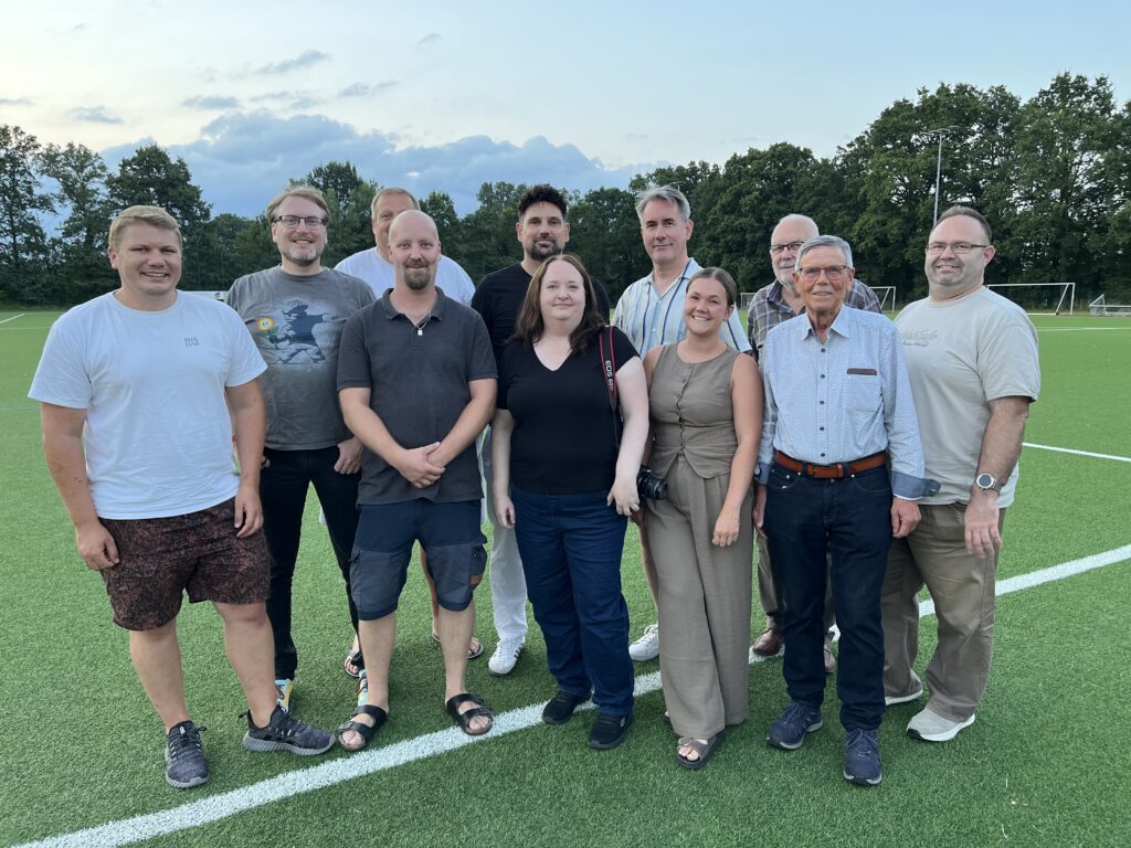 Der SCR-Vorstand (v.l.): Tim Vallandi (Beisitzer), Julian Holthaus (Hauptkassierer), Jens Dömer (2. Vorsitzender), Tobias Dömer (Beisitzer), Carsten Spielmann (1. Vorsitzender), Heidrun Riese (Pressewartin), Frank Reinker (Geschäftsführer), Natalia Strotmann (Beisitzerin), Dieter Eixler (Schriftführer), Heinz-Jürgen Schölzke (Ehrenvorsitzender), Marcel Asche (Sozialwart).